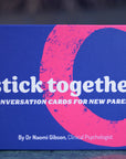 Het doosje van de Stick Together relationship cards voor conversaties tussen nieuwe ouders